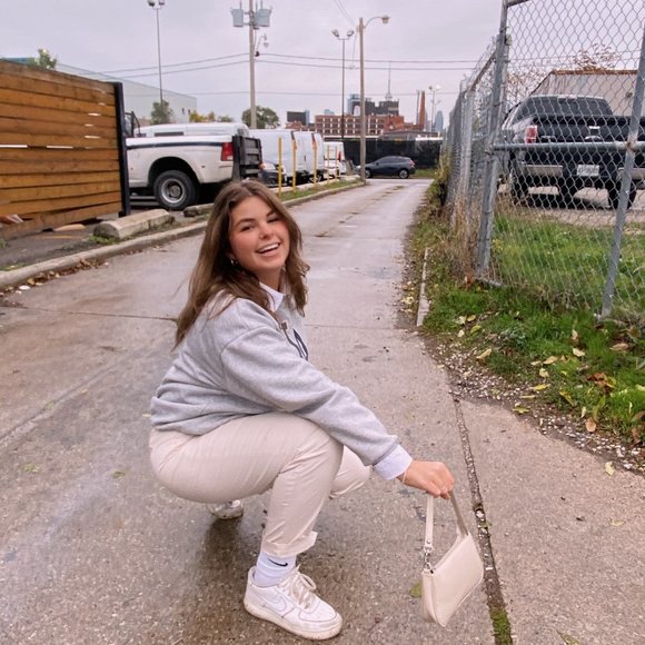 Meet your Posher, Lucy - Picture 1 of 2